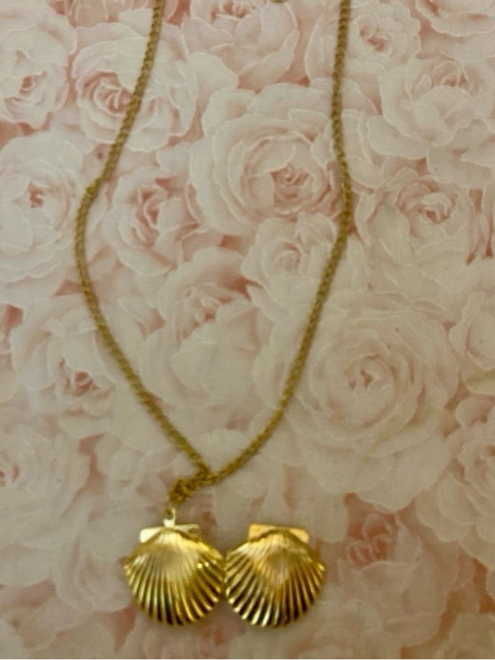 Mermaid Gold Shell Locket Necklace - Picture 4 of 7